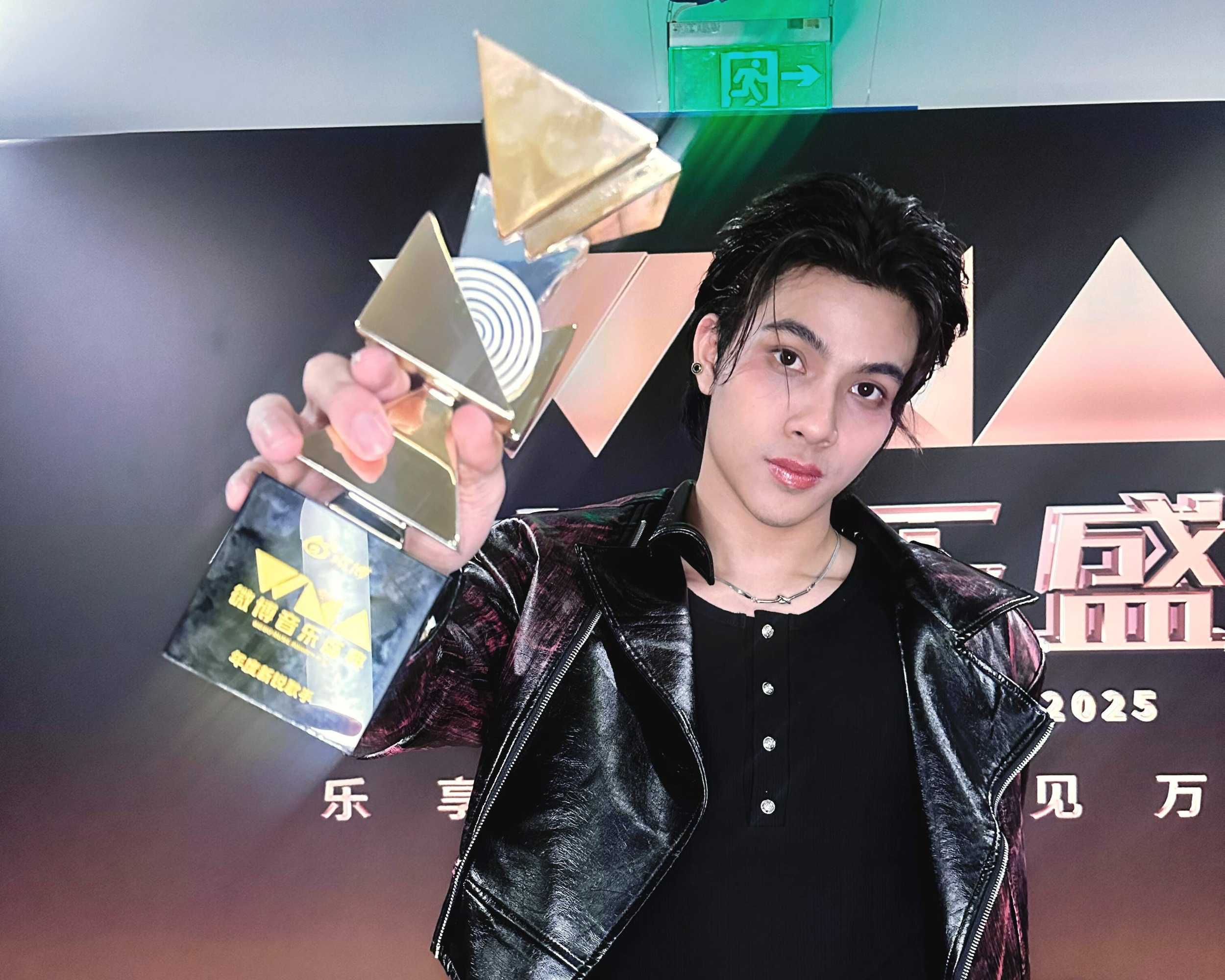 “SAMUI” ตัวแทนศิลปินไทยขึ้นโชว์บนเวที “Weibo Music Awards 2025” พร้อมคว้ารางวัล ศิลปินหน้าใหม่แห่งปี