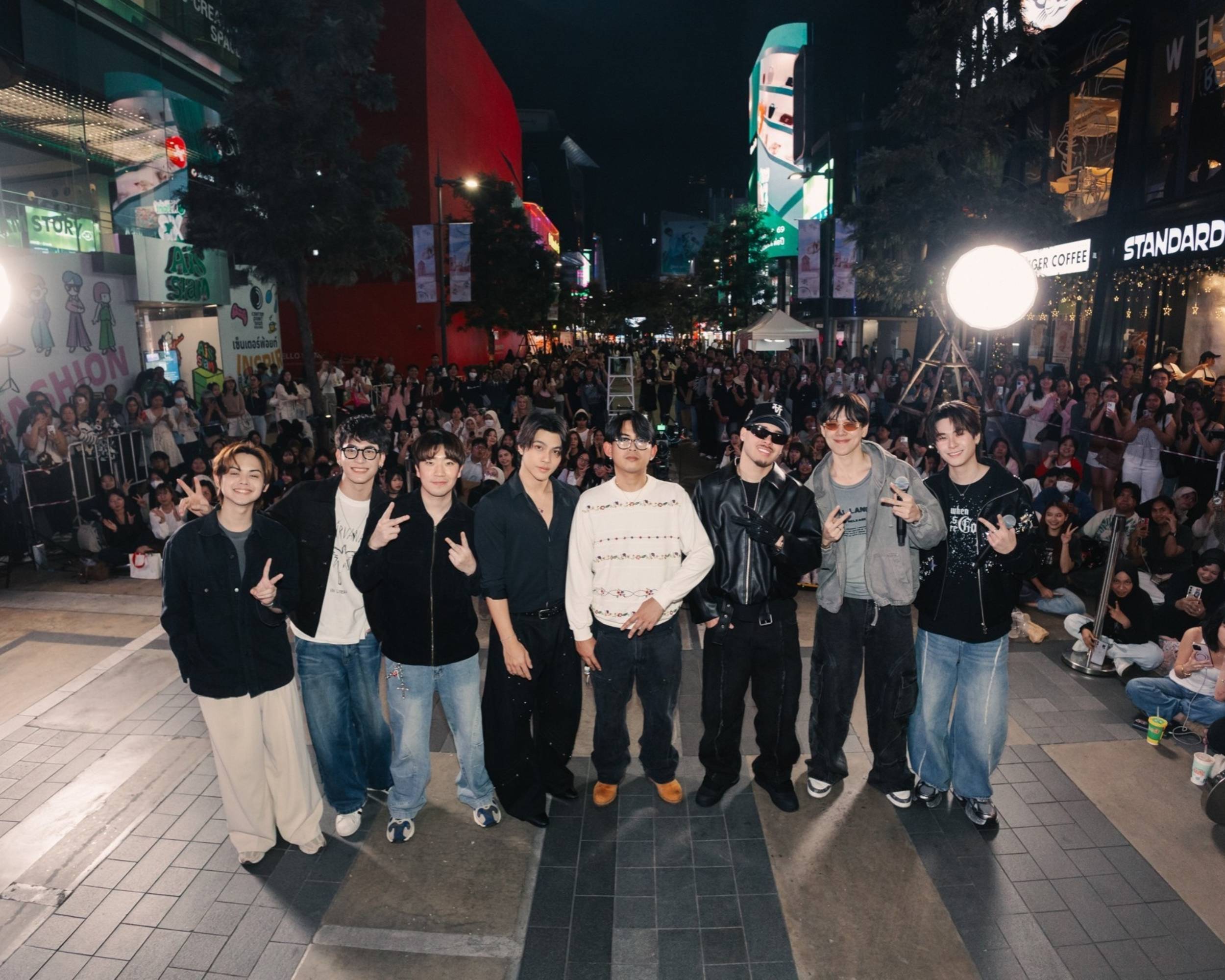 Sing for the South Charity Event งานรวมตัวศิลปินไทยใจบุญ ตอบรับคำเชิญชั่วข้ามคืนร่วมแสดงสดบนเวทีใจกลางสยาม ระดมทุนช่วยเหลือผู้ประสบภัยน้ำท่วมภาคใต้