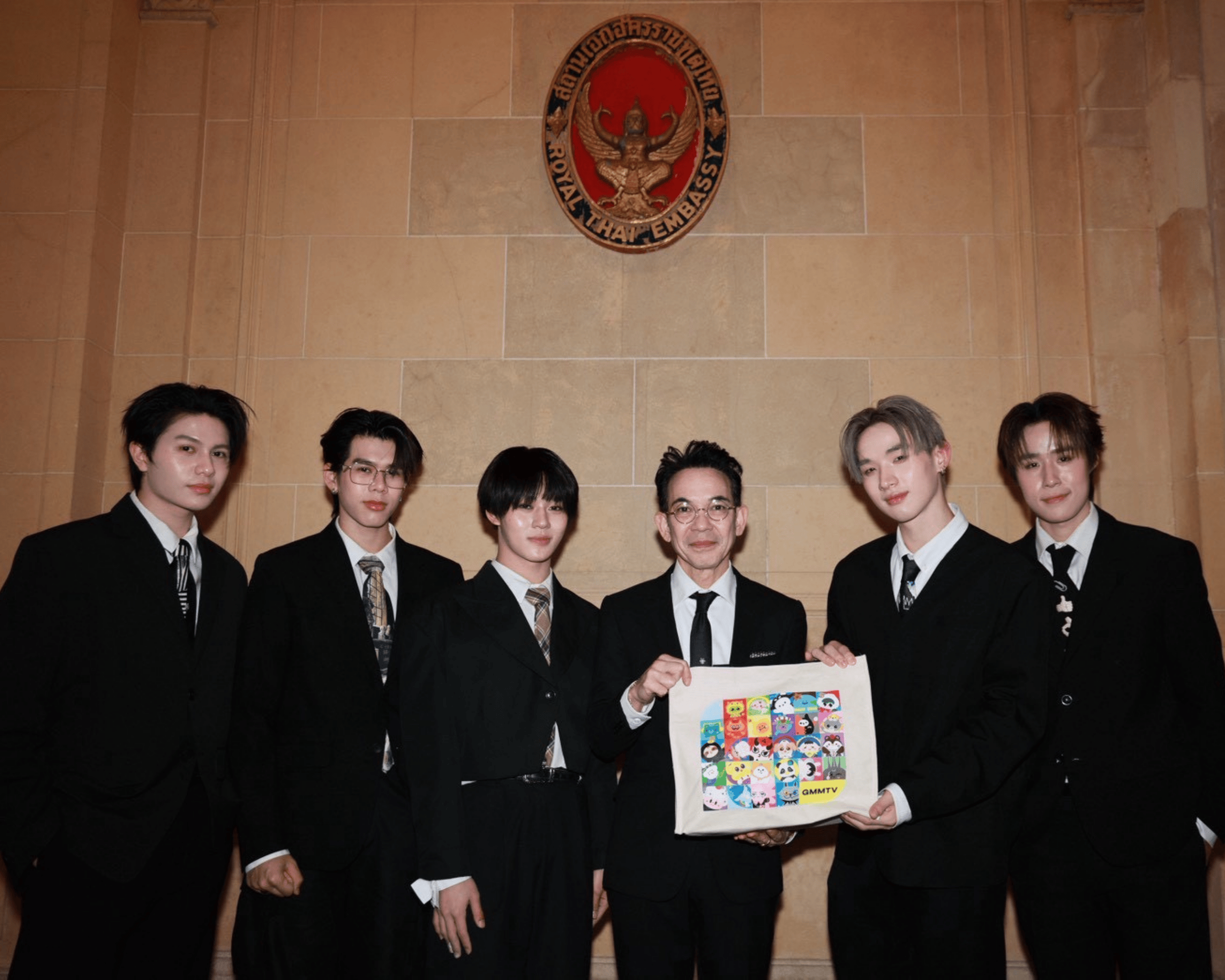 “LYKN” สมมงบอยแบนด์ T-POP สุดฮอต บินข้ามทวีปมอบความสุขแฟนๆ ชาวปารีส ในงาน “LYKN DUSK & DAWN WORLD TOUR 2026 IN PARIS” พร้อมเข้าพบเอกอัครราชทูต ณ กรุงปารีส