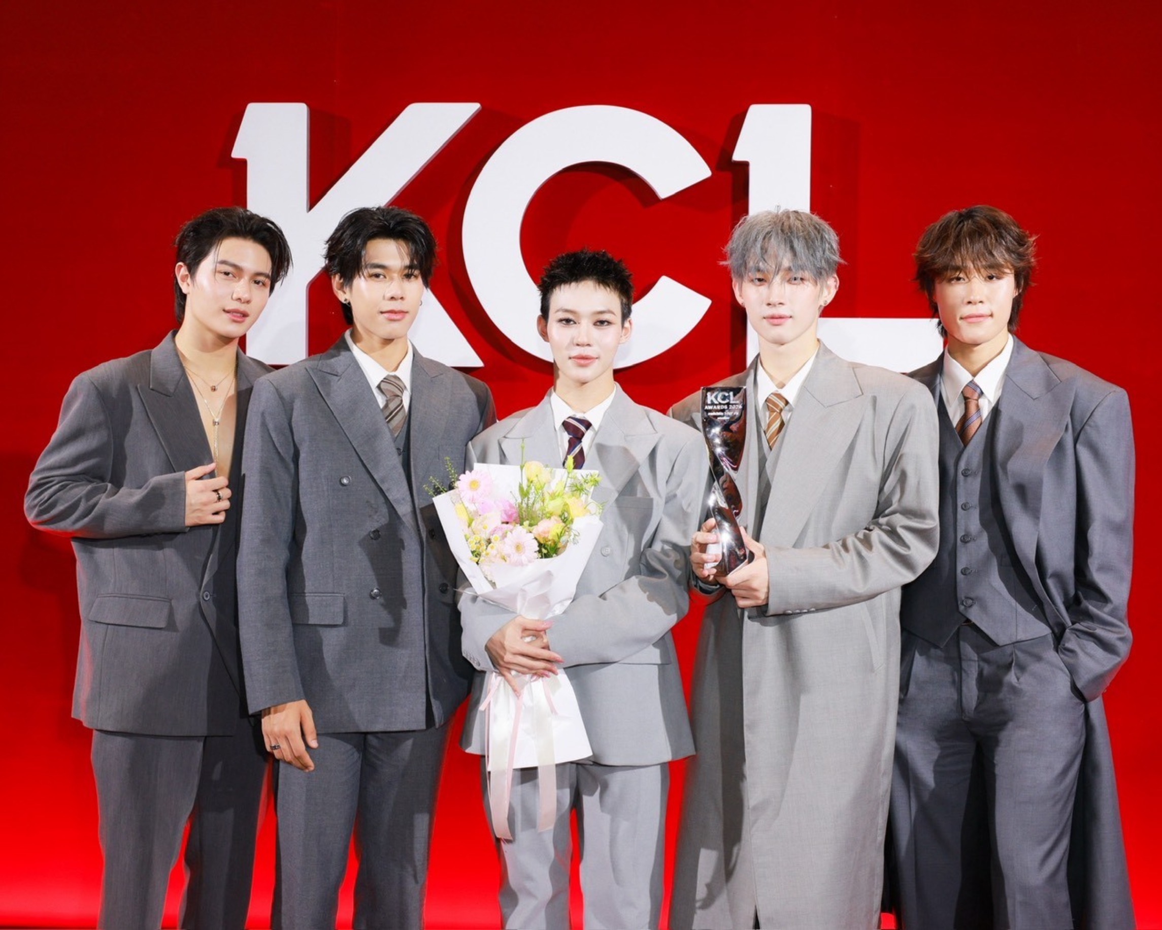 “LYKN” ตอกย้ำบอยกรุ๊ปหมาป่าคุณภาพ! คว้ารางวัลเกียรติยศ “ศิลปิน T-POP ชายยอดเยี่ยม” จากเวทีประกาศรางวัลคนบันเทิง “คมชัดลึก อวอร์ด ครั้งที่ 22”