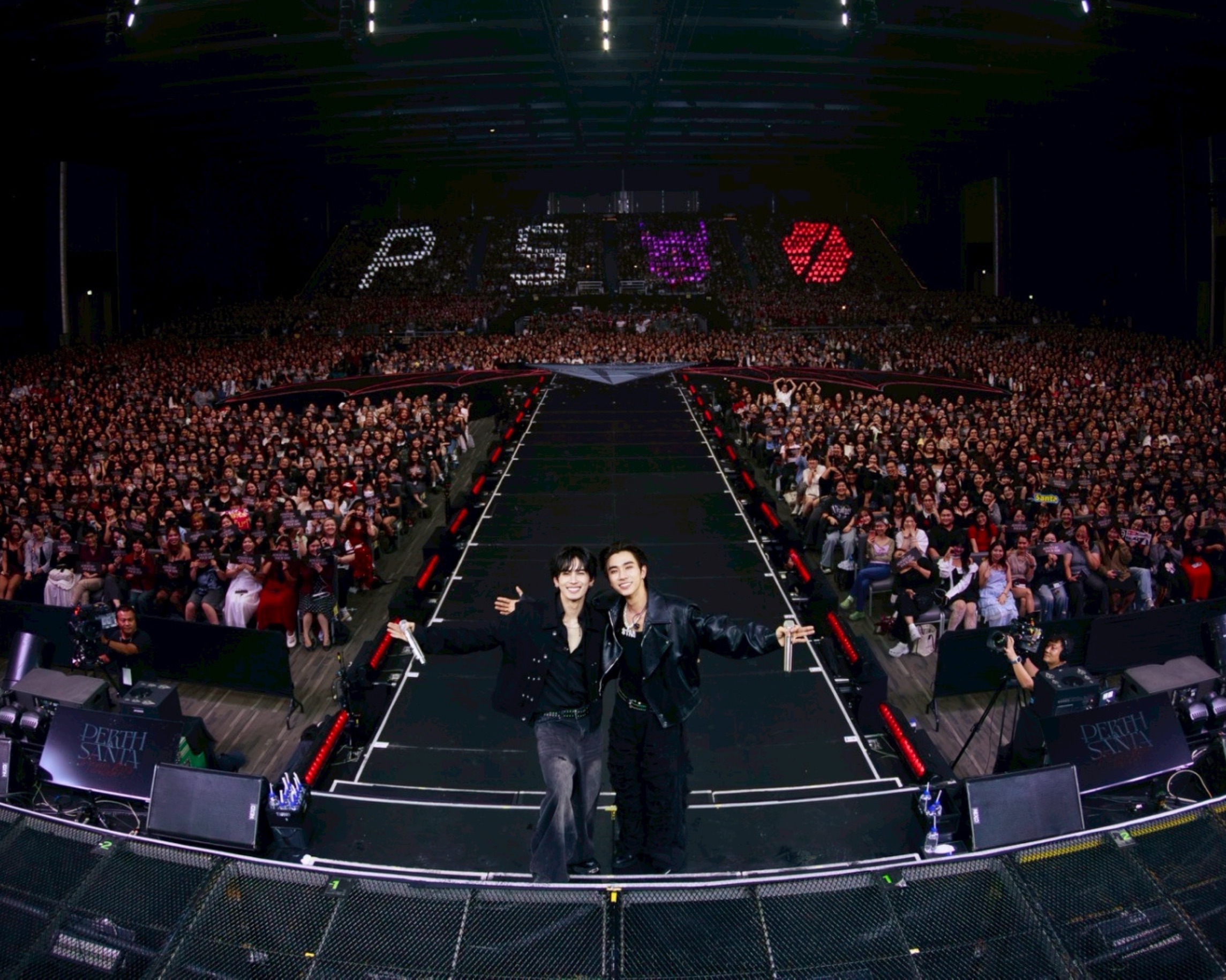 “เพิร์ธ-แซนต้า” เปิดปาร์ตี้สุดมันส์ ไฮป์แฟนๆ ลุกเต้นยกฮอลล์! ในงาน “PERTH SANTA DEVIL’S KISS CONCERT” อย่างยิ่งใหญ่ พร้อมฝ่าทุกบทพิสูจน์ การเป็นศิลปินตัวจริงโลกโซเชียลเดือด ขึ้นเทรนด์ X “อันดับ 1” Worldwide 2 วันติด!!
